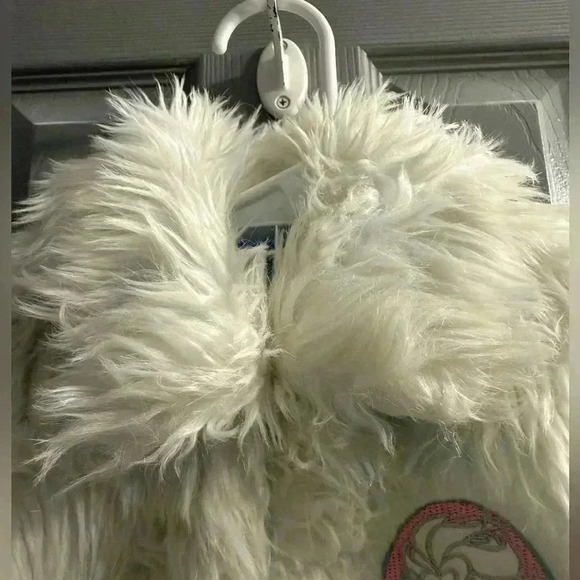 Disney Frozen faux fur vest with Elsa embroidered patch size S/P any fan of Elsa - Picture 5 of 8